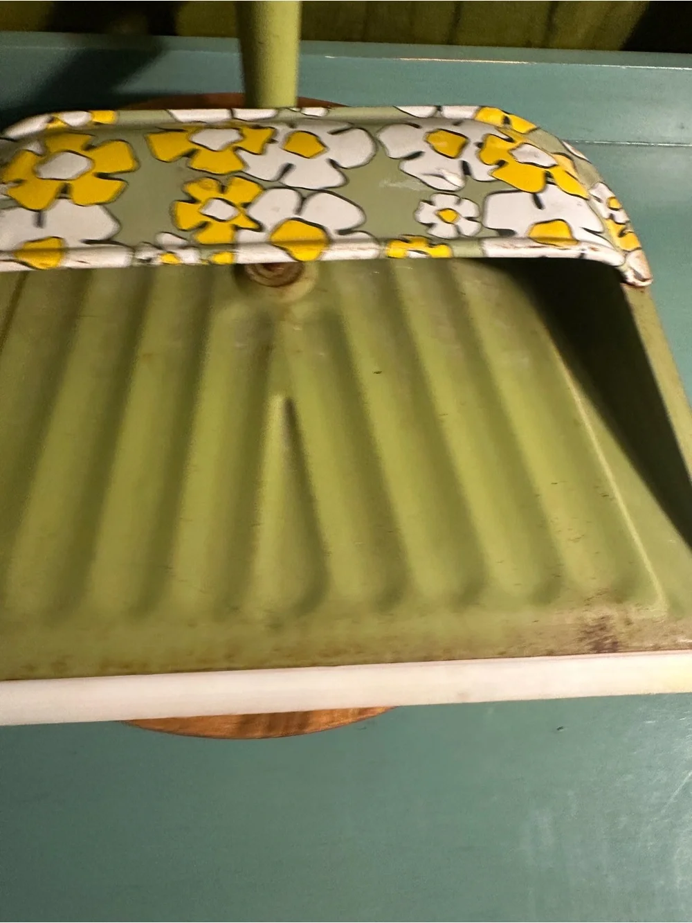 Vintage-Inspired Olive Green Floral Dustpan - Unbranded